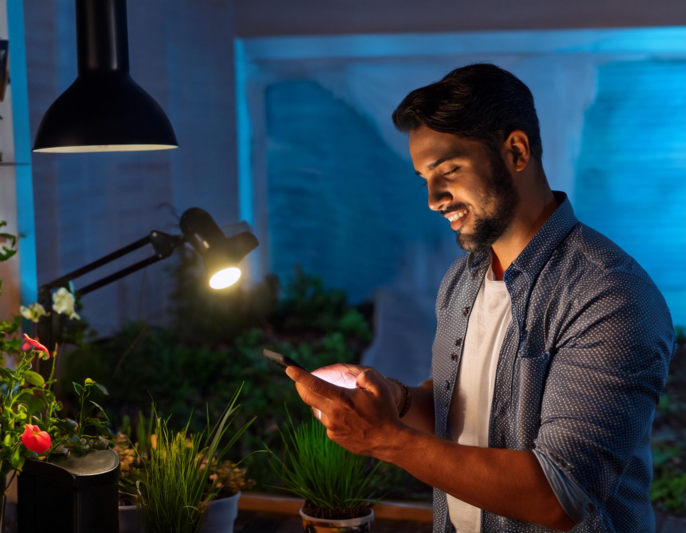 Firefly Cliente comprando productos para su riego desde su ceular. desde su casa y que sea de noche